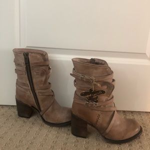 Steve madden freebird size 8 boots. Tan leather mid calf height
